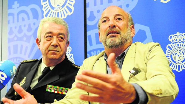 El exalcalde de Écija, Ricardo Gil-Toresano, en una rueda de prensa con la Policía