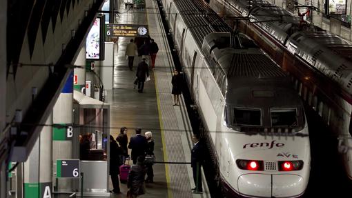 Un AVE en la estación de Santa Justa