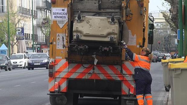 Una trabajadora de Lipasam, en plena faena