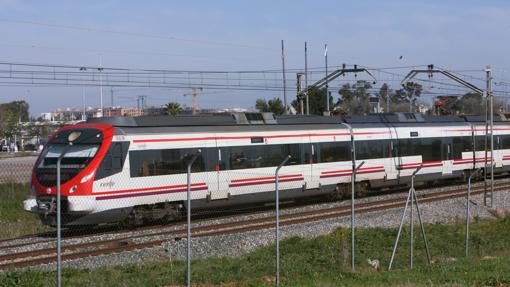 Un tren de cercanías circula por las vías de Sevilla