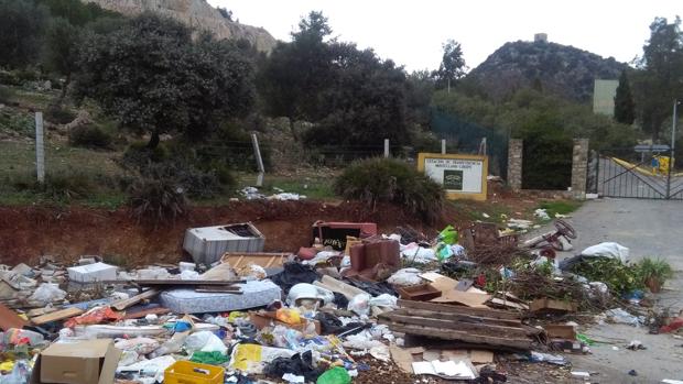 Estado del acceso a la planta de transferencia de Montellano, con el castillo de Cote al fondo