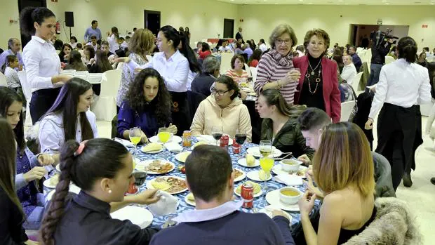 Un momento de la comida solidaria de la que han disfrutado vecinos de las Tres Mil Viviendas de Sevilla