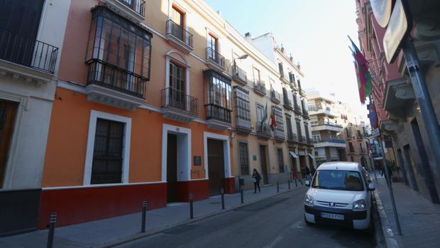 La sala de fiestas investigada es la casa de la fachada naranja, propiedad de un militante del PSOE