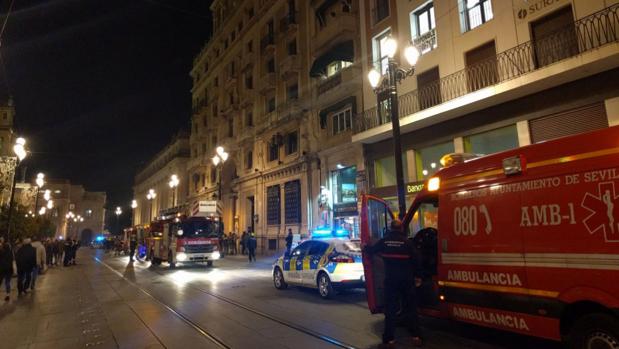 Camiones de bomberos y de policías en la avenida