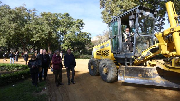 Visita del alcalde de Sevilla, Juan Espadas, al parque Amate