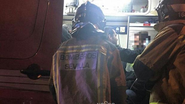 Sanitarios y Bomberos atendiendo a uno de los afectados