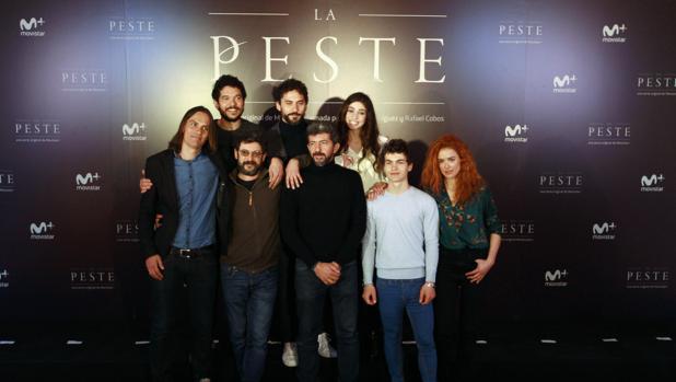 Alberto Rodríguez y Rafa Cobos junto a los actores de «La Peste»