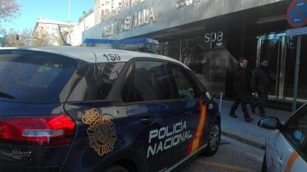 Un coche de la Policía Nacional, en el hotel Meliá Sevilla donde ha fallecido un trabajador este miércoles