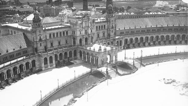 La Plaza de España cubierta de nieve en 1930