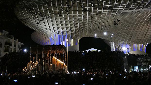 El palio de San Esteban por las Setas el Martes Santo de 2016