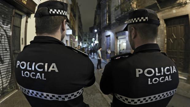 Dos agentes de la Policía Local de Sevilla