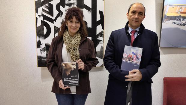 Alicia Rubio y Francisco J. Contreras posan con sus libros