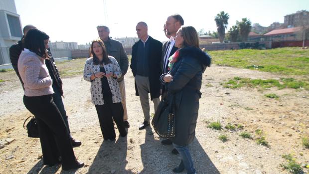 Verónica Pérez junto al delegado municipal Antonio Muñoz en el solar del Polígono Sur previsto para la comisaría