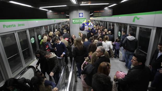 Usuarios abarrotando el andén del metro sevillano