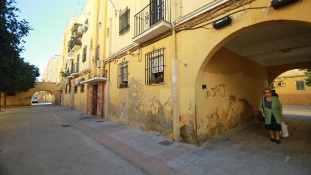 Fachada de la calle Gonzalo Núñez de Sepúlveda, afectada por la humedad