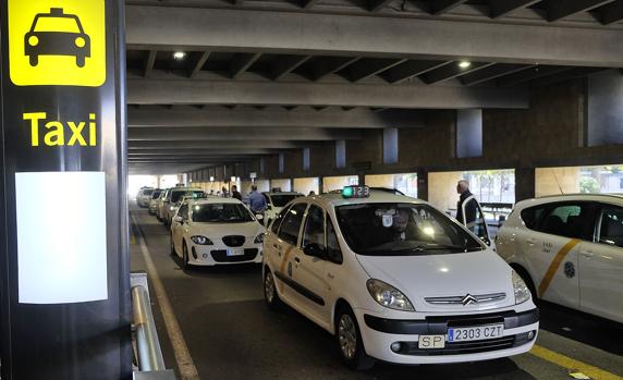 Taxis en la parada del aeropuerto de San Pablo