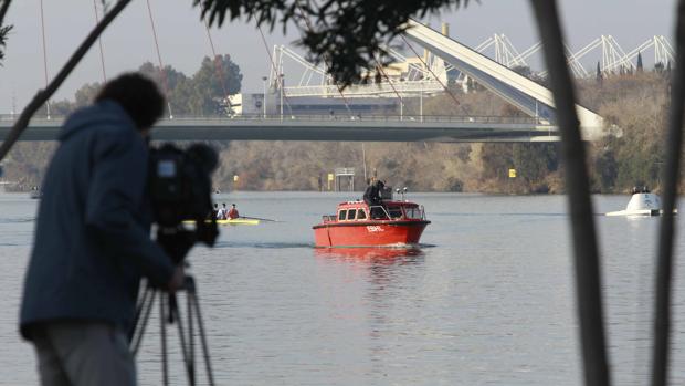 La Armada concluye la recogida de datos en el tramo del río donde podría estar Marta del Castillo