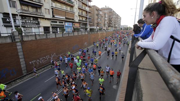 La calle Arjona permanecerá cortadapor el paso de los corredores de la Zúrich Maratón de Sevilla