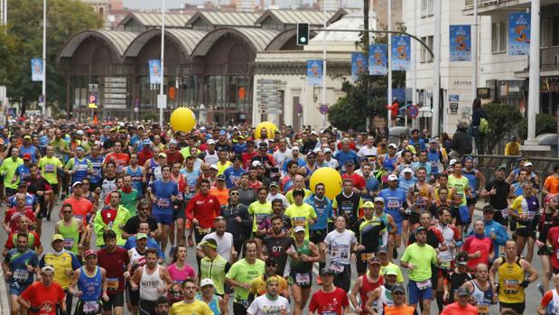 Corredores en el maratón de Sevilla de 2017