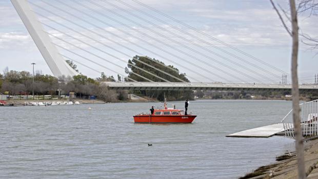 El bote de la Armada buscando a Marta en el río este domingo