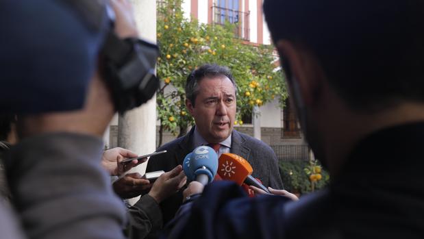 El alcalde de Sevilla, Juan Espadas, atendiendo a los medios