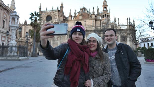 Unos turistas se hacen un selfie