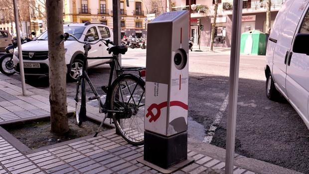 Poste de recarga gratuita de la avenida Reyes Católicos