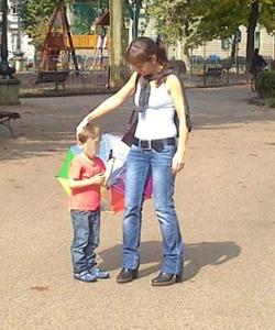 Yulia y uno de sus hijos en el parque