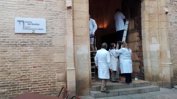 Labores de limpeza de las puertas del palacio de los marqueses de la Algaba