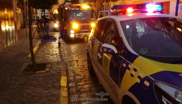 Policía y Bomberos en el incendio de la calle Cruz Verde de Sevilla