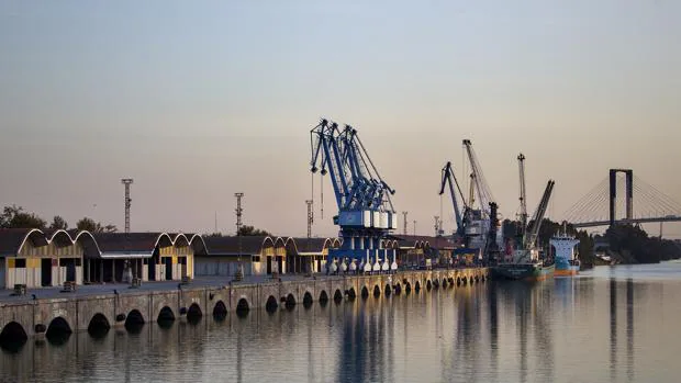 Dos barcos atracados en el Puerto de Sevilla