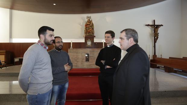 Dos seminaristas con el rector Antero Pascual y el director espiritual del seminario menor, Manuel Jiménez