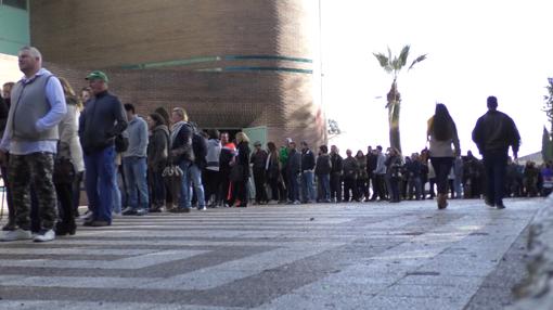 Cola de gente esperando para participar en una selección de figurantes