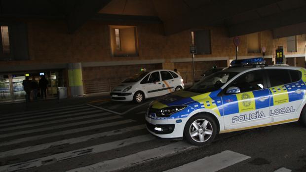 La Policía Local está desplegada desde febrero en la parada de taxis del aeropuerto