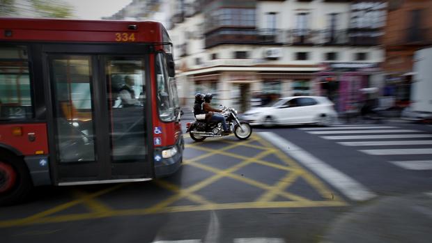 Un autobús de Tussam por las calles de Sevilla