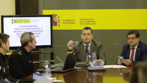 El delegado del Gobierno, Antonio Sanz, introdujo la sesión formativa que recibieron los periodistas