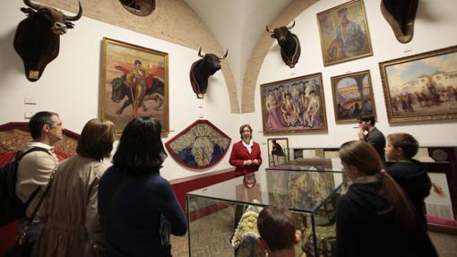 Los visitantes en la sala de arte taurino