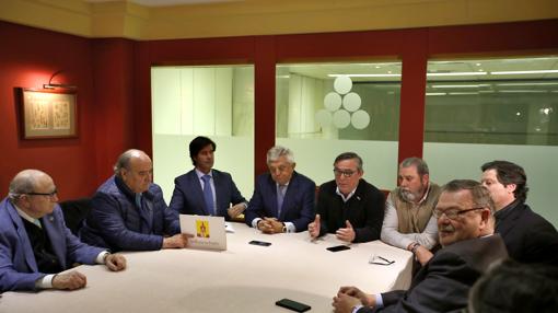 Un instante de la reunión de la plataforma Sevilla por su Puerto