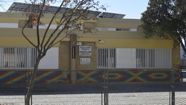 Entrada del colegio donde los padres de un grupo de alumnos han dejado de llevar a sus hijos a clase