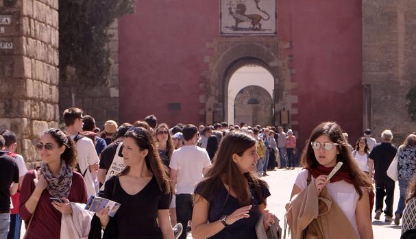 Turistas en el casco histórico de Sevilla