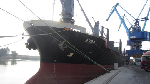 Un barco atracado junto a una de las grúas