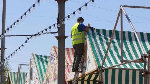 Muchas de las casetas de la Feria de Sevilla ya tienen las lonas colocadas