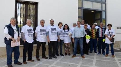 Un grupo de vecinos acudió al pleno del Ayuntamiento de Almensilla este miércoles