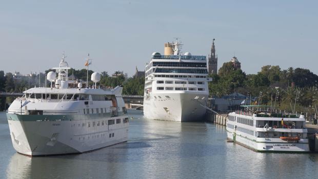 Varios buques en el muelle de las Delicias de Sevilla