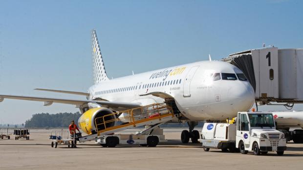 Un avión de pasajeros, a su llegada al Aeropuerto de Sevilla