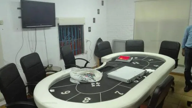 La mesa de juego donde se estaba celebrando la partida de póker que interrumpieron los agentes