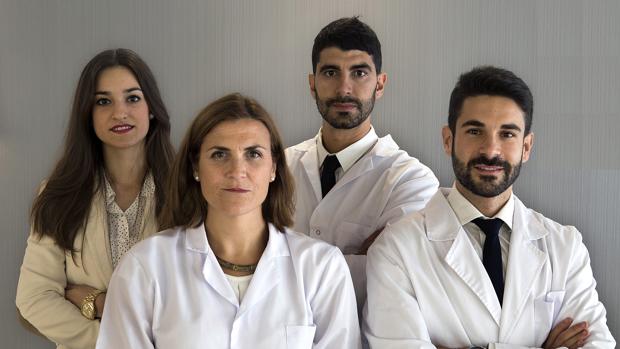 Equipo de especialistas de la Unidad de Obesidad y Síndrome Metabólico. María Robles, preparadora física; Paloma Carrasco, psicóloga; Felipe del Valle, nutricionista; y, Alberto Aliaga, endocrino