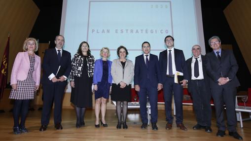 La delegada Carmen Castreño, junto a los participantes del acto del Plan Estratégico