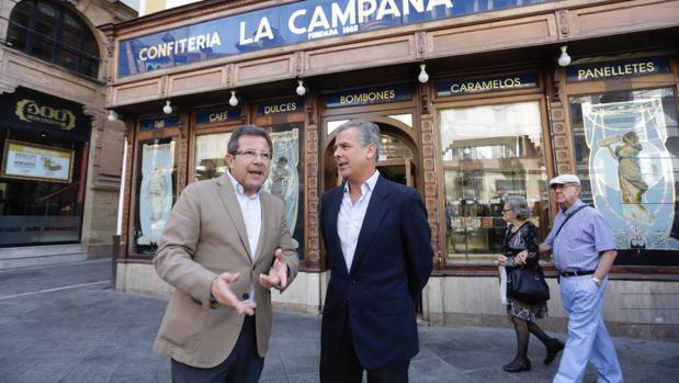 Alberto Díaz, portavoz municipal del PP, con el gerente de La Campana, Borja Fernández