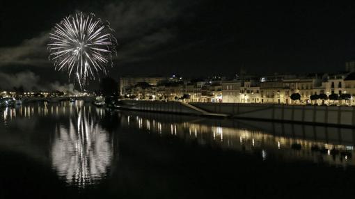 Fuegos artificiales el último día de la Feria vistos desde el Puente de Triana